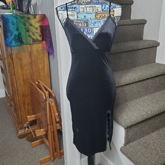 Forever 21 Dresses & Skirts - BLACK CRUSHED VELVET LACE LINED FORM FITTING DRESS!